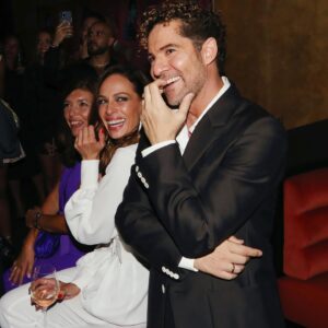 Eva González Instagram - Anoche tuve el honor de estar con mi querido @davidbisbal en la fiesta de presentación de su nuevo disco #mesientovivo. Gracias amigo, por compartir tanto y ser tan generoso siempre! 
Tenéis que ver el nuevo videoclip, es una pasada y viene con sorpresa de la mano de mi bella @rosannazanetti 
Os quiero familia!♥️

Estilismo: @inma_fdstylist @apparentiaofficial 
Muah: @soniamarina8
📷: @pepinomarino
