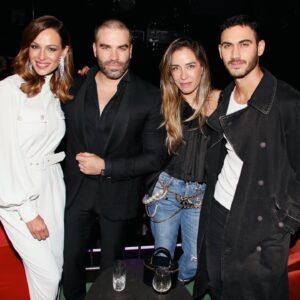 Eva González Instagram - Anoche tuve el honor de estar con mi querido @davidbisbal en la fiesta de presentación de su nuevo disco #mesientovivo. Gracias amigo, por compartir tanto y ser tan generoso siempre! 
Tenéis que ver el nuevo videoclip, es una pasada y viene con sorpresa de la mano de mi bella @rosannazanetti 
Os quiero familia!♥️

Estilismo: @inma_fdstylist @apparentiaofficial 
Muah: @soniamarina8
📷: @pepinomarino