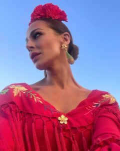 Eva González Instagram - Vamonos pa la feria cariño mío… #feria2024 Traje de mi querida @pilarveramodaflamenca