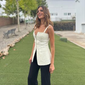 Eva González Instagram - Me gusta este look. Y a vosotros?

Pantalón: @etxartpanno 
Top: @bcbgmaxazria 
Zapato: @bibiloushoes