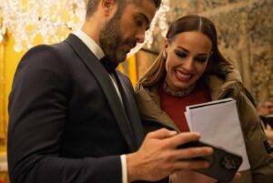 Eva González Instagram - Dicen que no hay quinto malo, y este es mi quinto año consecutivo en @antena3com para despedir el año juntos.
Es un placer para mí estar tan bien acompañada, no solo es un magnífico compañero, también es mi amigo @robertolealg. Cuantas risas juntos!!!
Haremos un repaso a este 2023 que se va, y daremos la bienvenida al 2024 con la ilusión que se merece de la mano de mis compañeros @cristipedroche y @albertochicote 
Os deseo a todos una buena entrada de año, que os traiga mucha salud, cositas buenas y muchas risas. 
#adios2023 

Gracias @zegarciaoficial y @joyassardinero por este impresionante look orquestado por mi @inma_fdstylist @nikolrobles 

Muah de mis super @chemajuncos y @nadador 

Querida @monica_romerot vamos a por otro año juntas. Te quiero con el alma♥️