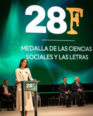 Eva González Instagram - Un año más, y ya van 5, he tenido la suerte de pasar el #diadeandalucia con todos los andaluces a través de @canalsurradiotv y con gente a la que quiero y a la que admiro y que hoy han recibido la medalla o la distinción de hijo predilecto de Andalucía. Qué suerte la mía!!! 

He de confesaros algo, son más de 20 años en televisión pero  os prometo que no se que me pasa este día que se me mete en el pecho un pellizco… supongo que serán las tostadas con aceite y azúcar de mi cole, el olor a campo de cuando era pequeña, acordarme de mi padre y de los que ya no están, el puchero de mi madre, el gazpacho, pintar la bandera blanca y verde cuando era pequeña mientras en clase nos hablaban de Blas Infante…. Son mis recuerdos, mi infancia, mis raíces, mi casa, mi Andalucía…
Es el pensar en mi niño, en si algún día se sentirá orgulloso de mi y lograré inculcarle la suerte que ha tenido de nacer y criarse en una tierra tan bonita como la nuestra.

Gracias siempre a mi querido @juanmamorenobonilla y a la @andaluciajunta por darme la oportunidad de vivir un sueño cumplido cada 28F.

Gracias también a mi mitad @monica_romerot por mirarnos y entendernos #esloquesloque

Y gracias a mi @nadador a @antoniogarciaestudio y a @uniqshoes por estar a mi lado una vez más en un día tan especial. 

Por cierto, la última foto es justo después de quitarme los tacones y el vestido y ponerme un chándal y unas zapatillas para pasar la tarde de la manera más perfecta que puede existir: creando recuerdos.