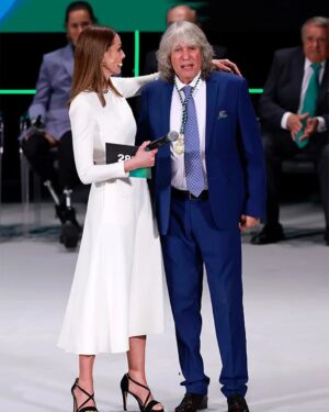 Eva González Instagram - Un año más, y ya van 5, he tenido la suerte de pasar el #diadeandalucia con todos los andaluces a través de @canalsurradiotv y con gente a la que quiero y a la que admiro y que hoy han recibido la medalla o la distinción de hijo predilecto de Andalucía. Qué suerte la mía!!! 

He de confesaros algo, son más de 20 años en televisión pero  os prometo que no se que me pasa este día que se me mete en el pecho un pellizco… supongo que serán las tostadas con aceite y azúcar de mi cole, el olor a campo de cuando era pequeña, acordarme de mi padre y de los que ya no están, el puchero de mi madre, el gazpacho, pintar la bandera blanca y verde cuando era pequeña mientras en clase nos hablaban de Blas Infante…. Son mis recuerdos, mi infancia, mis raíces, mi casa, mi Andalucía…
Es el pensar en mi niño, en si algún día se sentirá orgulloso de mi y lograré inculcarle la suerte que ha tenido de nacer y criarse en una tierra tan bonita como la nuestra.

Gracias siempre a mi querido @juanmamorenobonilla y a la @andaluciajunta por darme la oportunidad de vivir un sueño cumplido cada 28F.

Gracias también a mi mitad @monica_romerot por mirarnos y entendernos #esloquesloque

Y gracias a mi @nadador a @antoniogarciaestudio y a @uniqshoes por estar a mi lado una vez más en un día tan especial. 

Por cierto, la última foto es justo después de quitarme los tacones y el vestido y ponerme un chándal y unas zapatillas para pasar la tarde de la manera más perfecta que puede existir: creando recuerdos.