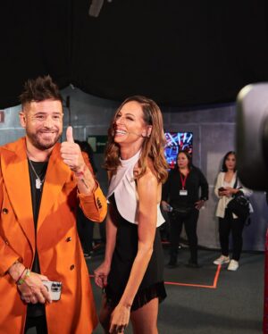 Eva González Instagram - Hoy en @lavozantena3 pasan cosas muuuuy bonitas y estamos a punto de arrancar en @antena3com . Te lo vas a perder?

P.d: me muero de risa con la cara de agobio de mi @luisfonsi en la foto del abrazo… jajajaja… 

El vestido que llevo es de mi querido @nicolas__montenegro y los zapatos de @lodishoes estilismo de @inma_fdstylist @nikolrobles 
Muah @nadador @soniamarina8 @chemajuncos 
Fotos de @robertosastrephoto 
@grupoboomerang