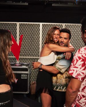 Eva González Instagram - Hoy en @lavozantena3 pasan cosas muuuuy bonitas y estamos a punto de arrancar en @antena3com . Te lo vas a perder?

P.d: me muero de risa con la cara de agobio de mi @luisfonsi en la foto del abrazo… jajajaja… 

El vestido que llevo es de mi querido @nicolas__montenegro y los zapatos de @lodishoes estilismo de @inma_fdstylist @nikolrobles 
Muah @nadador @soniamarina8 @chemajuncos 
Fotos de @robertosastrephoto 
@grupoboomerang