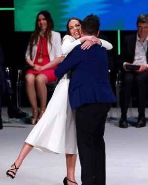 Eva González Instagram - Un año más, y ya van 5, he tenido la suerte de pasar el #diadeandalucia con todos los andaluces a través de @canalsurradiotv y con gente a la que quiero y a la que admiro y que hoy han recibido la medalla o la distinción de hijo predilecto de Andalucía. Qué suerte la mía!!! 

He de confesaros algo, son más de 20 años en televisión pero  os prometo que no se que me pasa este día que se me mete en el pecho un pellizco… supongo que serán las tostadas con aceite y azúcar de mi cole, el olor a campo de cuando era pequeña, acordarme de mi padre y de los que ya no están, el puchero de mi madre, el gazpacho, pintar la bandera blanca y verde cuando era pequeña mientras en clase nos hablaban de Blas Infante…. Son mis recuerdos, mi infancia, mis raíces, mi casa, mi Andalucía…
Es el pensar en mi niño, en si algún día se sentirá orgulloso de mi y lograré inculcarle la suerte que ha tenido de nacer y criarse en una tierra tan bonita como la nuestra.

Gracias siempre a mi querido @juanmamorenobonilla y a la @andaluciajunta por darme la oportunidad de vivir un sueño cumplido cada 28F.

Gracias también a mi mitad @monica_romerot por mirarnos y entendernos #esloquesloque

Y gracias a mi @nadador a @antoniogarciaestudio y a @uniqshoes por estar a mi lado una vez más en un día tan especial. 

Por cierto, la última foto es justo después de quitarme los tacones y el vestido y ponerme un chándal y unas zapatillas para pasar la tarde de la manera más perfecta que puede existir: creando recuerdos.
