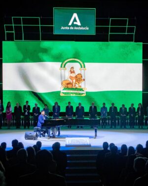 Eva González Instagram - Un año más, y ya van 5, he tenido la suerte de pasar el #diadeandalucia con todos los andaluces a través de @canalsurradiotv y con gente a la que quiero y a la que admiro y que hoy han recibido la medalla o la distinción de hijo predilecto de Andalucía. Qué suerte la mía!!! 

He de confesaros algo, son más de 20 años en televisión pero  os prometo que no se que me pasa este día que se me mete en el pecho un pellizco… supongo que serán las tostadas con aceite y azúcar de mi cole, el olor a campo de cuando era pequeña, acordarme de mi padre y de los que ya no están, el puchero de mi madre, el gazpacho, pintar la bandera blanca y verde cuando era pequeña mientras en clase nos hablaban de Blas Infante…. Son mis recuerdos, mi infancia, mis raíces, mi casa, mi Andalucía…
Es el pensar en mi niño, en si algún día se sentirá orgulloso de mi y lograré inculcarle la suerte que ha tenido de nacer y criarse en una tierra tan bonita como la nuestra.

Gracias siempre a mi querido @juanmamorenobonilla y a la @andaluciajunta por darme la oportunidad de vivir un sueño cumplido cada 28F.

Gracias también a mi mitad @monica_romerot por mirarnos y entendernos #esloquesloque

Y gracias a mi @nadador a @antoniogarciaestudio y a @uniqshoes por estar a mi lado una vez más en un día tan especial. 

Por cierto, la última foto es justo después de quitarme los tacones y el vestido y ponerme un chándal y unas zapatillas para pasar la tarde de la manera más perfecta que puede existir: creando recuerdos.