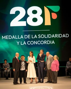 Eva González Instagram - Un año más, y ya van 5, he tenido la suerte de pasar el #diadeandalucia con todos los andaluces a través de @canalsurradiotv y con gente a la que quiero y a la que admiro y que hoy han recibido la medalla o la distinción de hijo predilecto de Andalucía. Qué suerte la mía!!! 

He de confesaros algo, son más de 20 años en televisión pero  os prometo que no se que me pasa este día que se me mete en el pecho un pellizco… supongo que serán las tostadas con aceite y azúcar de mi cole, el olor a campo de cuando era pequeña, acordarme de mi padre y de los que ya no están, el puchero de mi madre, el gazpacho, pintar la bandera blanca y verde cuando era pequeña mientras en clase nos hablaban de Blas Infante…. Son mis recuerdos, mi infancia, mis raíces, mi casa, mi Andalucía…
Es el pensar en mi niño, en si algún día se sentirá orgulloso de mi y lograré inculcarle la suerte que ha tenido de nacer y criarse en una tierra tan bonita como la nuestra.

Gracias siempre a mi querido @juanmamorenobonilla y a la @andaluciajunta por darme la oportunidad de vivir un sueño cumplido cada 28F.

Gracias también a mi mitad @monica_romerot por mirarnos y entendernos #esloquesloque

Y gracias a mi @nadador a @antoniogarciaestudio y a @uniqshoes por estar a mi lado una vez más en un día tan especial. 

Por cierto, la última foto es justo después de quitarme los tacones y el vestido y ponerme un chándal y unas zapatillas para pasar la tarde de la manera más perfecta que puede existir: creando recuerdos.