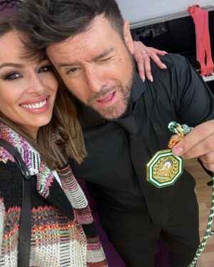Eva González Instagram - Un año más, y ya van 5, he tenido la suerte de pasar el #diadeandalucia con todos los andaluces a través de @canalsurradiotv y con gente a la que quiero y a la que admiro y que hoy han recibido la medalla o la distinción de hijo predilecto de Andalucía. Qué suerte la mía!!! 

He de confesaros algo, son más de 20 años en televisión pero  os prometo que no se que me pasa este día que se me mete en el pecho un pellizco… supongo que serán las tostadas con aceite y azúcar de mi cole, el olor a campo de cuando era pequeña, acordarme de mi padre y de los que ya no están, el puchero de mi madre, el gazpacho, pintar la bandera blanca y verde cuando era pequeña mientras en clase nos hablaban de Blas Infante…. Son mis recuerdos, mi infancia, mis raíces, mi casa, mi Andalucía…
Es el pensar en mi niño, en si algún día se sentirá orgulloso de mi y lograré inculcarle la suerte que ha tenido de nacer y criarse en una tierra tan bonita como la nuestra.

Gracias siempre a mi querido @juanmamorenobonilla y a la @andaluciajunta por darme la oportunidad de vivir un sueño cumplido cada 28F.

Gracias también a mi mitad @monica_romerot por mirarnos y entendernos #esloquesloque

Y gracias a mi @nadador a @antoniogarciaestudio y a @uniqshoes por estar a mi lado una vez más en un día tan especial. 

Por cierto, la última foto es justo después de quitarme los tacones y el vestido y ponerme un chándal y unas zapatillas para pasar la tarde de la manera más perfecta que puede existir: creando recuerdos.