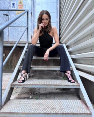 Eva González Instagram - Listos para un respiro a mitad de semana? 
Yo lo estoy con mi mono de @vanseray_ . No me digáis que no es precioso???🖤
En las historias os dejo el enlace a la web 😜