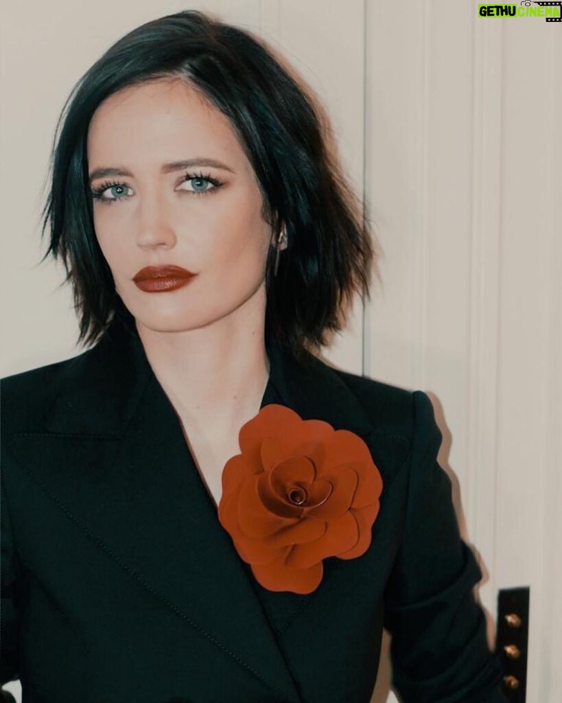 Eva Green Instagram - Couldn’t pick which Eva to be yesterday 🫠 Stylist: @mistersamuelf Hair: @alainpichonhair Photos and Make-Up: @harold_james Suit: @philosophyofficial