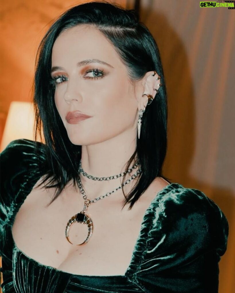 Eva Green Instagram - La soirée d’hier était magique. Merci à tous ceux qui sont venus la célébrer avec nous. Et un grand merci à toute l’incroyable équipe de @lestroismousquetaireslesfilms je n’oublierai jamais les moments qu’on a partagés 💫 #Milady @pathefilms