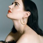 Eva Green Instagram - Eva Green veut avant tout s’amuser. Il lui arrive de prendre un accent dramatique ou de faire une brève imitation en plein milieu d’une réponse. Mais l’étiquette d’héroïne gothique et de femme fatale finit par lui coller à la peau. « J’ai fait la paix avec ça, aujourd’hui, lâche-t-elle. Voilà, je suis une sorcière ! » Pour cette spirituelle, c’est une bonne nouvelle : « Les sorcières sont des femmes indépendantes et reliées à la nature. » 🧙‍♀️ Lien dans la bio et demain en kiosque ! 📰 📸 : @driuandtiago / H&K Stylisme : @mirandaalmond Coiffure : @alainpichonhair Maquillage : @lisaeldridgemakeup Manucure : Keziah Waudby Jupe : @maisonvalentino Boucle d'oreille : @misho_designs #EvaGreen