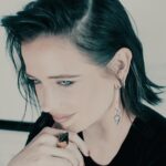 Eva Green Instagram - D'autres photos... Merci à tous ceux qui ont vécu ces moments avec nous. Il n'y a pas plus bel écrin pour découvrir #LesTroisMousquetairesLesFilms @lestroismousquetaireslesfilms qu'une salle de cinéma. Allez-y dès le 5 avril.
