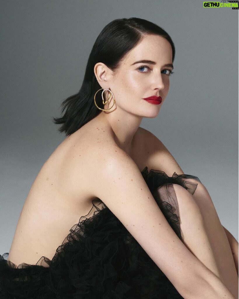 Eva Green Instagram - Je vous livre un peu des secrets de Milady dans cette interview pour @infrarougemagazine 🤫  Photographe : @driuandtiago Stylisme : @mirandaalmond Coiffure : @alainpichonhair Maquillage : @lisaeldridgemakeup Manucure : Keziah Waudby @lestroismousquetaireslesfilms #Milady #LesTroisMousquetairesMilady @pathefilms