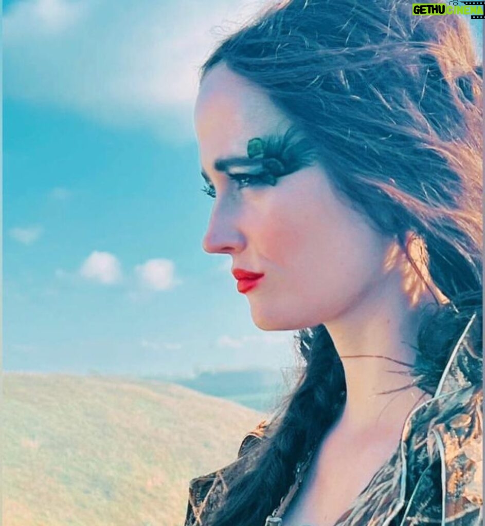 Eva Green Instagram - Rendez-vous dès aujourd’hui au cinéma pour découvrir le premier volet de #LesTroisMousquetairesLesFilms #DArtagnan . Ce fut une expérience géniale et mémorable. Merci à toutes les équipes, et évidemment à vous tous qui vous apprêtez à vivre l’aventure avec nous ⚔️💋❤️‍🔥⚜️