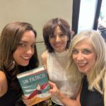 Eva Isanta Instagram - #SinFiltros de @palomabravo la novela que en este momento vital mejor me, nos cuenta. Ayer fue un momento más que bonito. Gracias #palomabravo y @martagarciaaller por permitirme ser la tercera en “concordia “ (1. femenino . Conformidad, unión) Gracias familia y amigos por acompañarnos desde tan cerquita. Siempre es grato vuestro amor y compañía. Gracias. #presentación #novela #circulodebellasartes @contraluz_editorial @agenciadospassos