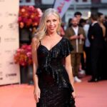 Eva Isanta Instagram - Anoche el @festval_oficial nos premió a la mejor serie de comedia en televisión @la_queseavecina Gracias 🙏 @contuberniofilms @telecincoes @mediasetcom Total look @benjaminfriman ❤️
