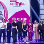Eva Isanta Instagram - Anoche el @festval_oficial nos premió a la mejor serie de comedia en televisión @la_queseavecina Gracias 🙏 @contuberniofilms @telecincoes @mediasetcom Total look @benjaminfriman ❤️