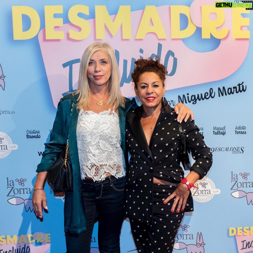 Eva Isanta Instagram - Amigos y cine = planazo. @lamedinaesoficial y yo acompañamos anoche a @macarenagomezofficial y @nachoguerreros en su estreno de la película “Desmadre incluido “ de @miguelmartí Top @benjaminfriman Joyas @dimeqmquieres Zapatos @gioseppo_shoes_ @galleryroomc #estreno #comedia #cineespañol