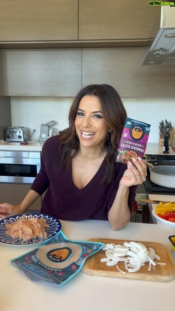 Eva Longoria Instagram - Growing up we used to have fajitas on special occasions and making them now reminds me of all those special moments! Been loving the @sietefoods fajitas seasoning. It’s just the perfect flavor and this recipe is so easy to make. Tag if you recreate! 👩🏻‍🍳