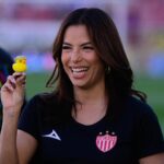Eva Longoria Instagram - ¡Bienvenida, @evalongoria! 🤩 Eva Longoria está en el Estadio Victoria para apoyar a sus Rayos ⚡️ de @clubnecaxa en su duelo previo a la #fasefinal 🙌🏻 #ligamx #ligabbvamx #jornada17 #evalongoria #rayos #necaxa #futbol #futbolmexicano
