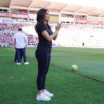 Eva Longoria Instagram - ¡Bienvenida, @evalongoria! 🤩 Eva Longoria está en el Estadio Victoria para apoyar a sus Rayos ⚡️ de @clubnecaxa en su duelo previo a la #fasefinal 🙌🏻 #ligamx #ligabbvamx #jornada17 #evalongoria #rayos #necaxa #futbol #futbolmexicano