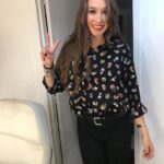 Eva Soriano Instagram - 24 DE OCTUBRE DE 2018 Normalmente soy un ser humano que suele ocultar absolutamente toda emoción que haya dentro de su persona. Hay personas Pas ( personas altamente sensibles) y luego estoy yo que soy Pap ( persona altamente pasota). Pero hoy mi amiga @carpantis me ha pasado esta foto, del día que nos conocimos, ese día fue el que yo hice el monólogo en la Resistencia, conocido como el cunnilingus. Eso me ha hecho reflexionar, han pasado 6 años y han sido 6 años de la hostia. Si yo le hubiera contado a esa Eva todo lo que iba a hacer, seguramente se habría quedado flipando, y con razón. Por eso subo hoy esta foto, no me voy a poner intensa, porque soy pap, pero si que es verdad que hay veces, momentos y etapas de la vida en las que dudamos de nosotras mismas. Yo he estado en uno de esos, bueno podríamos decir que sigo ahí, pero trabajándolo fuerte. No quiero que quede como un post ñoño, porque odio esas movidas, solo quiero trasladar que cuándo te sientas un poco perdido echa un ojo atrás y piensa en todo lo que has currado, en todo lo que hay detrás y en lo válido que eres. No de cara el resto si no para ti. Y dicho esto me voy a comer unos anacardos porque me noto falta de nutrientes. Probablemente sea el último post que haga así porque me da toda la vergüensita, o igual me hago coach. Quién sabe… Os veo dentro de otros 6 años, a ver qué pasa!!… Gracias por estar ahí!!♥️♥️♥️
