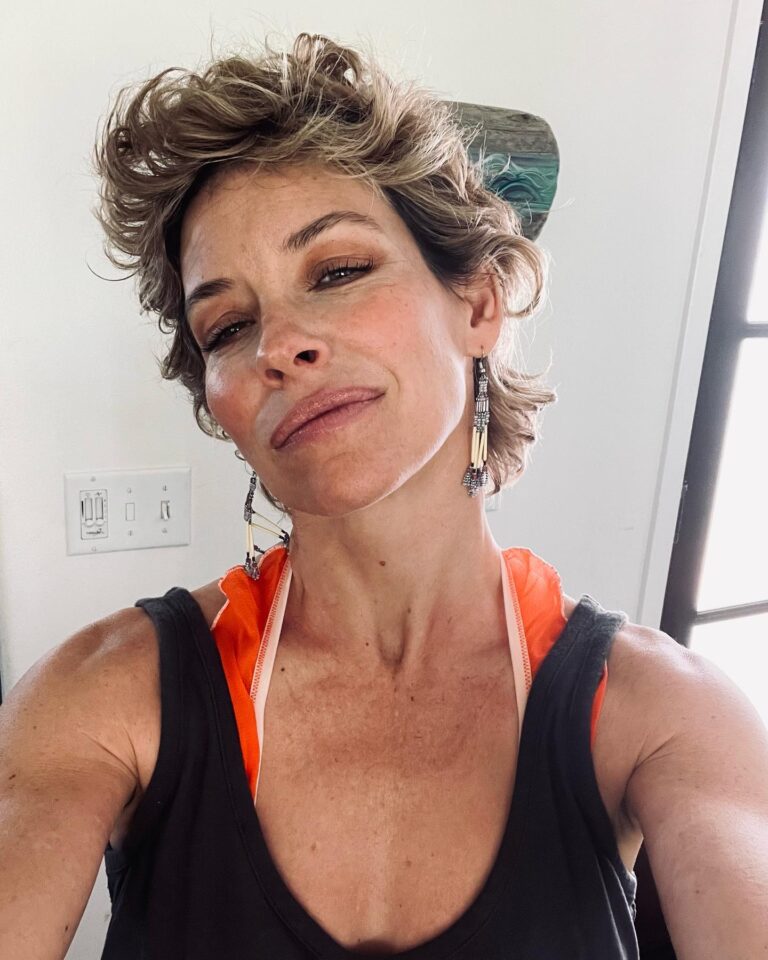 Evangeline Lilly Instagram - @bridgetbragerhair ! I am loving my @t3micro curling iron for my new length! Tiny little iron for short little hairs. 😚 xx #notanad