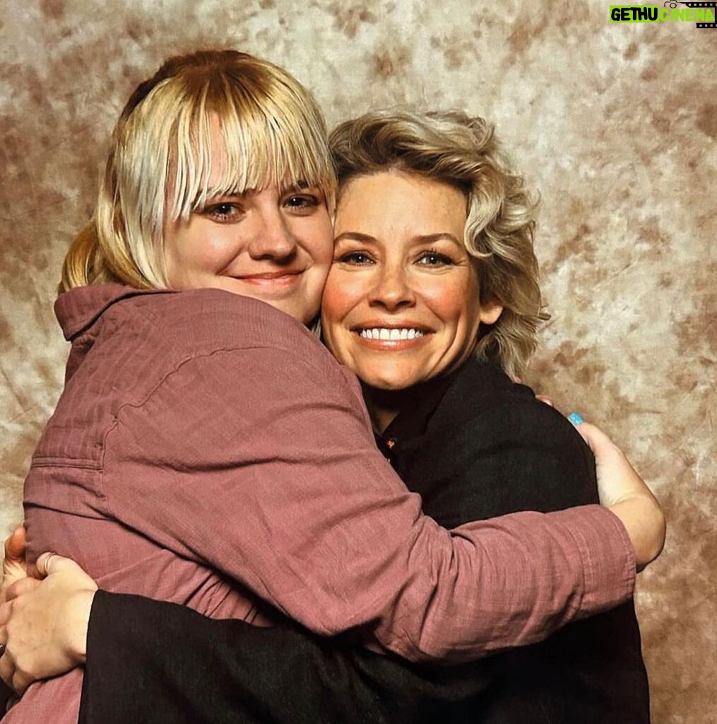Evangeline Lilly Instagram - Thank you #rhodeislandcomiccon for a wonderful weekend. 🥰 The panel was a lovely wander through nearly twenty years of memories. Thank you @rodrigo_bastos_didier for being the best signing buddy a gal could ask for and for creating the most spectacular illustrations to bring my stories to life. Thank you @cyberaug for being my resident photographer 📸 and for always dragging @beanafred to see me 😉😉 Thank you to my beautiful fans @sammi_815 @char11ev @alexa.mathisen and Mama Andrea for spending my lunch break with me and for being willing to tell me a little about yourselves. That was really special for me. Thank you to all the fellow "talent" who kept me company in the green room and a special shout out to @sethgreen for always screaming "anarchy" every time someone knocked over the flimsy line barriers. 🤘🏻👩🏼‍🎤 Oh! And thank you to @lordvban for adding the fun #Avengers theme music to your post. I'm sure your face would have added to the image, not detracted 😉😉 #ricc #lost #hobbit #antmanandthewasp #marvel #realsteel #wasp #tauriel #kateausten #baileytallet #hopevandyne @whoisginaanyway @zay009 @cap_pham_america