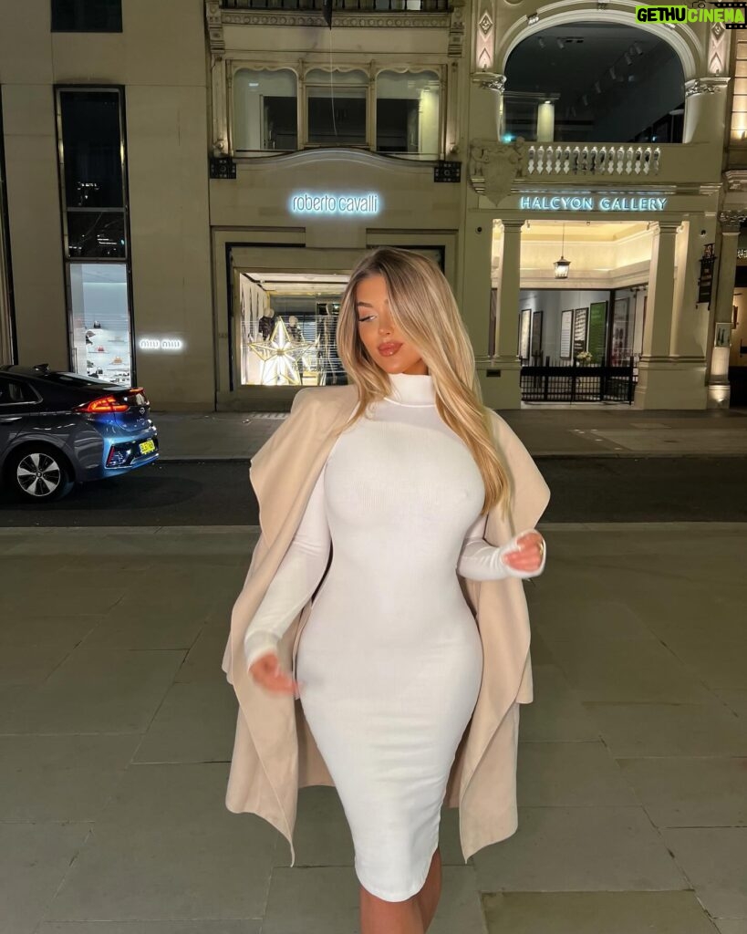 Eve Gale Instagram - london nights ❄️ @FashionNova Black Friday 50-85% off everything AD