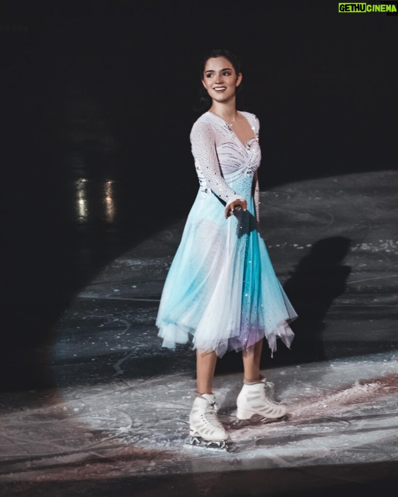 Evgenia Medvedeva Instagram - 📅декабря. 📍ВТБ «Арена». ⛸️ Большой юбилейный гала-концерт в честь 50-летия @averbukhofficial Друзья, ждем! Будут все! Билеты icetickets.ru