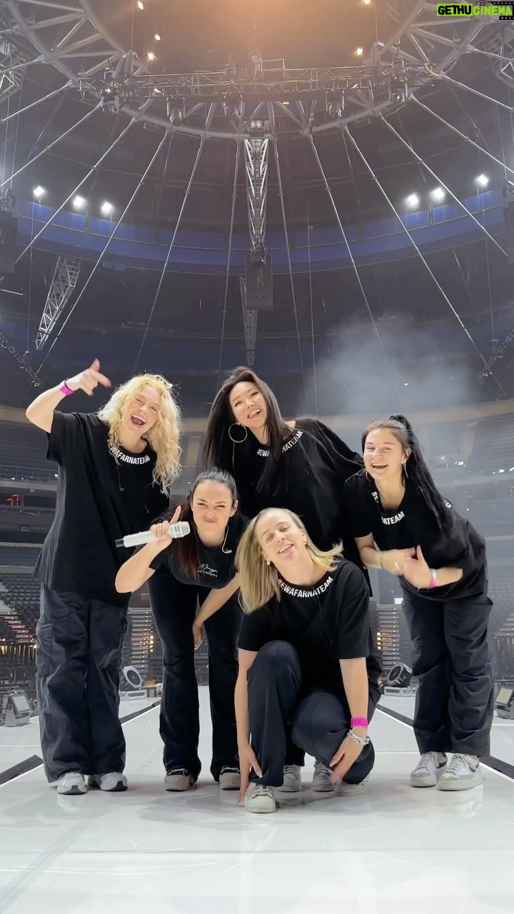 Ewa Farna Instagram - FINAL DAYYYYY 🦘🤩🔥🙌🏼🧡 !!!! Open doors od 17:30, doražte včas! A od 19:00 začínáme show!🔥🧡 Těšíme se na vás!!! #ewafarnao2arena