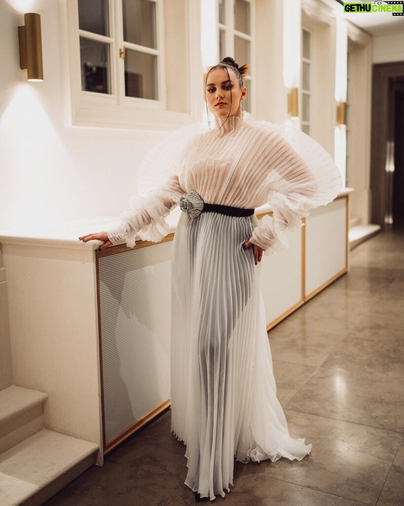 Ewa Farna Instagram - Stylová @ewa_farna93 během příprav na předávání cen #ELLEWomenAwards. Ewa vynesla šaty značky @jamemme ___ Foto: @zdenek.art Šéfredaktorka: @thea_prokop Creative konzultant: @miraromaniv Brand manager: @magzurk Production manager: @viktorieborisova  Make-up: @margitavisage Lokace: @augustineprague #ELLEWomenAwards #ELLECzech #HappyBirthdayELLECzech