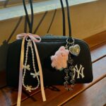 Exy Instagram - 귀여운 가방에 귀여운 거 더하기🖤👜🎀 #광고 #MLBKOREA #MLB가방 #MLB바시티백