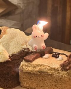 Exy Instagram - 확실하게 행복한 생일이었어요🎂🌹