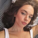 Eylül Tumbar Instagram – 12 saati tamamlamış bir makyaj,karavan ve uykusuz bir oyuncu. Love or die baby.