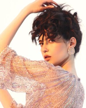 Ezgi Şenler Instagram - 💜 
Gardirop Magazin 21’ ✨ 
Genel Yayın Yönetmeni: @gulay_ozdemir 
Fotoğraflar: @serhathayri
Moda Direktörü: @caglakucukdereli 
Styling: @giodevdariani
Saç ve Makyaj: @mesut.ozuzun
Prodüksiyon: @mine.gunduz
Basın: @busrabozokaytek
Sosyal M: @necdetaltunbudak 

@nutekstudio @gardiropmagazin #gardiropmagazin #ezgisenler