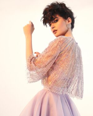 Ezgi Şenler Instagram - 💜 
Gardirop Magazin 21’ ✨ 
Genel Yayın Yönetmeni: @gulay_ozdemir 
Fotoğraflar: @serhathayri
Moda Direktörü: @caglakucukdereli 
Styling: @giodevdariani
Saç ve Makyaj: @mesut.ozuzun
Prodüksiyon: @mine.gunduz
Basın: @busrabozokaytek
Sosyal M: @necdetaltunbudak 

@nutekstudio @gardiropmagazin #gardiropmagazin #ezgisenler