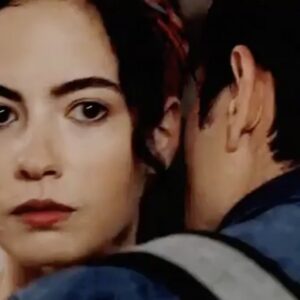 Ezgi Şenler Instagram - Vedaları hiç sevmem... Böyle bir veda yazmak o kadar zor geliyor ki... İlk göz ağrım ,Aslı'm... Seni hiç unutmayacağım. Bana o kadar çok şey kattın ki ❤️ Yanımda olan, destekleyen herkese sonsuz teşekkür ederim. Özellikle #EŞFC ve Bodrum Masalı ailesine. 🙏🏻Bu süreç içinde kalbini kırdığım kişiler varsa affola... Set arkadaşlarım, yönetmenlerim, kamera arkasındaki kahramanlar... Dizimizi baş tacı yapan ekranları başında bizimle ağlayan bizimle gülen seyircilerimiz, 1 sene boyunca bizi sevgiyle kucaklayan Bodrum halkı... Tekrar görüşmek üzere... Sevgiyle kalın... En çokta Aslı için bu veda... Hoşçakal Portakal Kokulu,hoşçakal çıtırık... hoşçakal Aslimuuu ...🍊👋🏻 İyi ki varsınız... @kanald @tmcfilm @enginsarial @mehmetadaoztekin @nezaketcoskun #asat