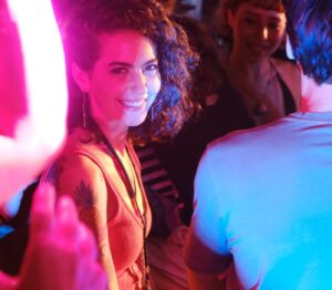 Ezgi Şenler Instagram - Merhaba Fatoş 🎨👩🏼‍🎤 ⭐️
Sen Yaşamaya Bak Yayında 🥳 
@taffpics  @netflixturkiye