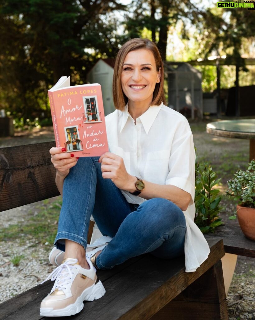 Fátima Lopes Instagram - O dia 16 chegou! 😊 A partir de hoje já encontram à venda o meu novo livro, “O Amor Mora no Andar de Cima”. Espero que gostem de conhecer a Ana, a famosa escritora, protagonista desta história. E já agora: se conhecerem alguém cujo amor mora no andar de cima, digam! 🥰❤️