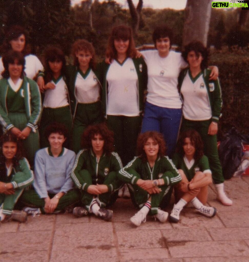 Fátima Lopes Instagram - Andava eu em arrumações e encontrei estas fotografias da minha adolescência, quando era atleta. Conseguem identificar-me? E que idade teria? 😁