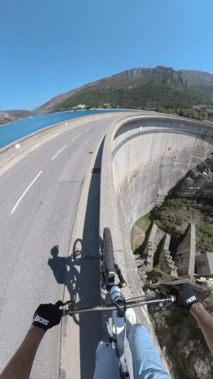 Fabio Wibmer Instagram - It‘s all in the mind 🙏🏼
Behind the Scenes will be out on Tuesday, 6th of Dec on Red Bull TV!
🎥 @insta360 X3
#VideoGame #GTB #mtb #dam #pov #bike