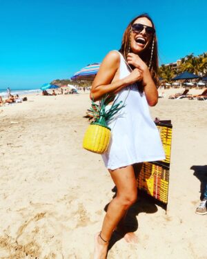 Fabiola Campomanes Instagram - Y no vendo Piñas 🍍 ……les mando ❤️ feliz domingo a sonreír