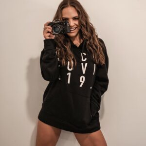Fabiola Campomanes Instagram - Amo mi sudadera de @alexmedinamsw  y esta pandemia me hizo cuestionarlo todo. Quiero compartirles que sufrí varios ataques de ansiedad y cuando todo esto empezó .decidí ponerme hacer ejercicio pero no era para cambiar mi cuerpo ,si no para calmar mi mente. Y la disciplina , constancia, paciencia y amor a mi cuerpo ,han cambiado mis pensamientos . No se si regresen … pero hoy soy más fuerte !! Así que lo recomiendo. Ejercítate y se paciente y amoroso con tu cuerpo es el único que te acompañará siempre . 🥰💗 l📸 @vickymfotografia  @rulomaquillista  @martinezmvideo