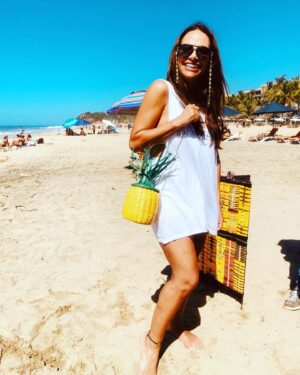 Fabiola Campomanes Instagram - Y no vendo Piñas 🍍 ……les mando ❤️ feliz domingo a sonreír