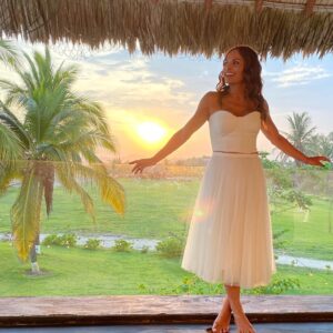 Fabiola Campomanes Instagram - Bien felizota !! Les mando 💓💓💓gracias @mrkoanya por este vestido tan lindo !! Te quiero