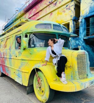 Fabiola Campomanes Instagram - Una breve historia , Estaba tomándome una foto y de pronto apareció el artista y lo invité a tomarse la foto conmigo. 😁🤍 lindos momentos en Buenos Aires .