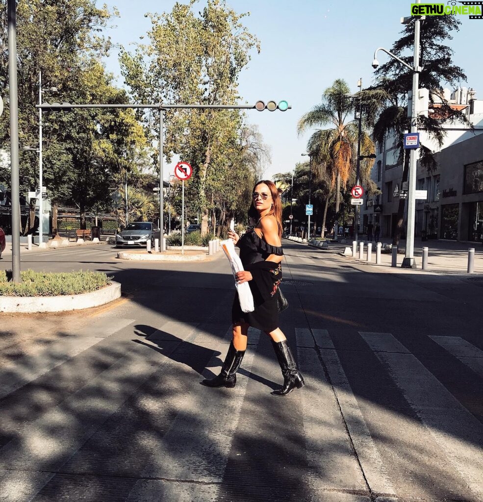 Fabiola Campomanes Instagram - Salí por el pan 🤪💋💋💋